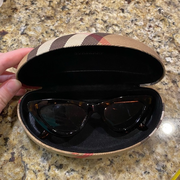 Burberry Designer Sunglasses Case (hard shell) - Picture 9 of 10